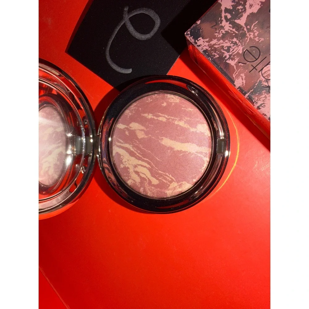 Ciate London Marbled Light Blusher Halo Illuminating Baked Powder Face